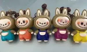 Labubu llavero cambia de cara