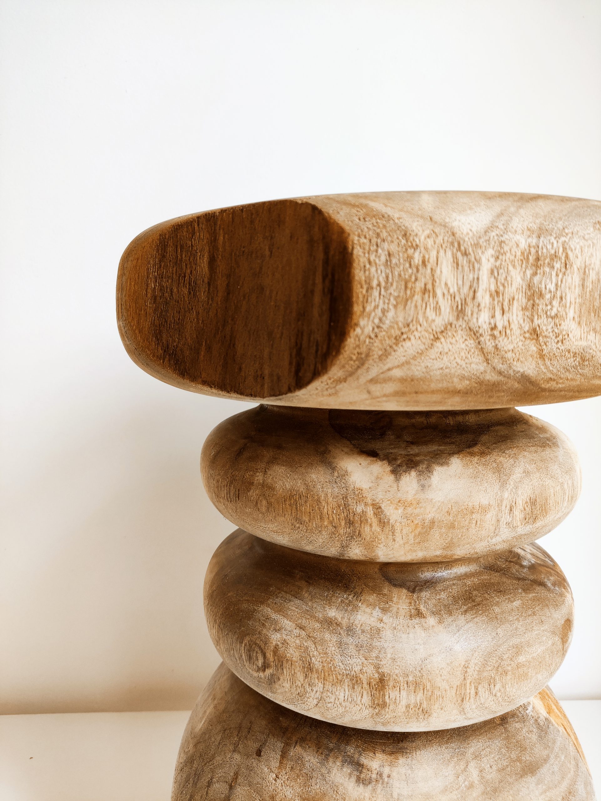 Taburete auxiliar de madera maciza esculpida - Diseño Japandi / Orgánico - Imagen 3