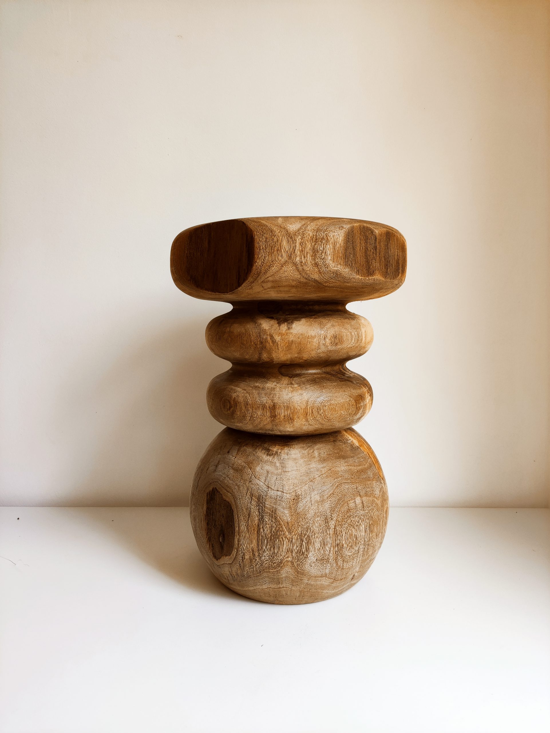 Taburete auxiliar de madera maciza esculpida - Diseño Japandi / Orgánico - Imagen 2
